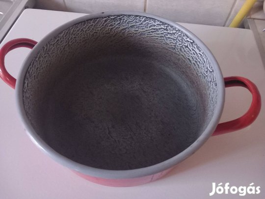 Piros színü, cirmos belsejű bonyhádi lábas