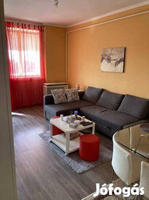 Piros színű áttetsző függöny