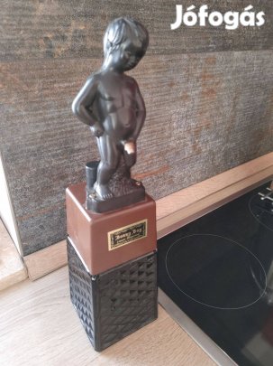 Pisilő kisfiú italadagoló