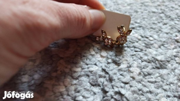 Playboy arany színű kövekkel díszített bizsu fülbevaló