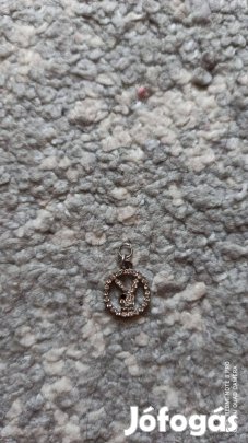 Playboy ezüst színű kövekkel díszített kisebb bizsu medál