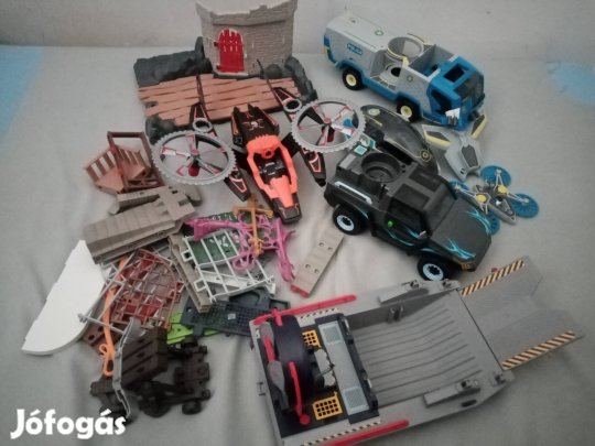 Playmobil csomag sok figurával, járművekkel