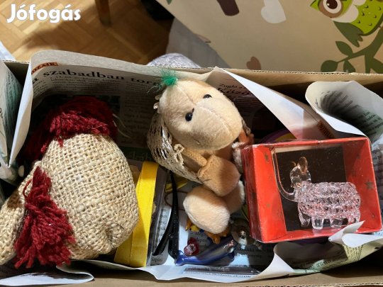 Plüss ill. üveg ajándéktárgy, konyhai eszköz, kis fali kép, irattartó