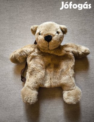 Plüss maci hátizsák.