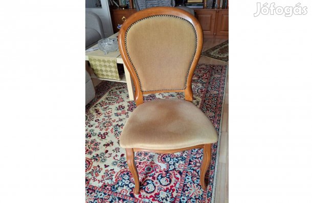 Plüssborítású, párnázott szék Szentendrén