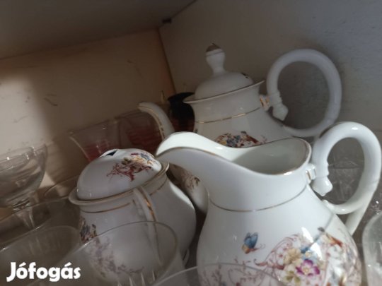 Poharak, porcelánok vegyesen