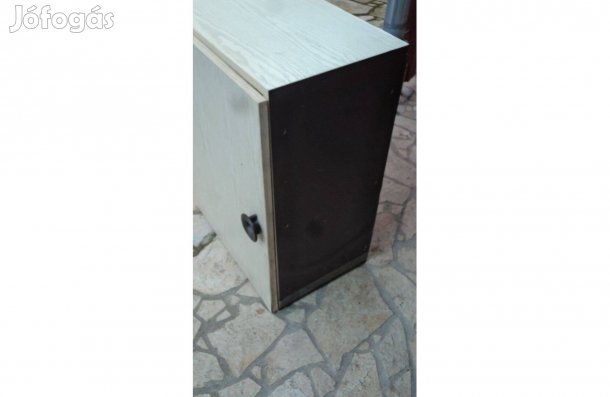 Polcos gardrób szekrény