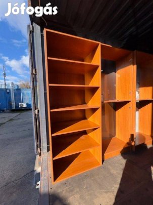 Polcos nyitott szekrény