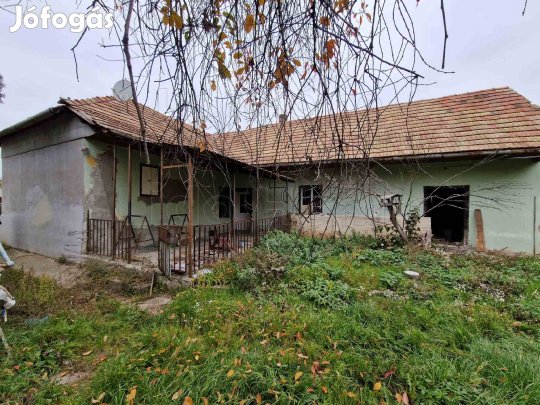 Polgárdin felújítandó családi ház eladó!