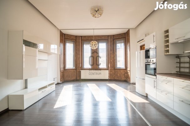 Polgári elegancia kivételes adottságokkal a belváros szívében  Belső