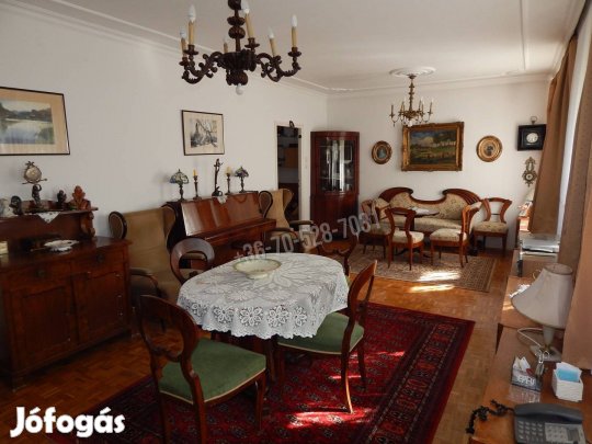 Polgári lakás, jó elrendezéssel, kis kertre nyíló loggiával.