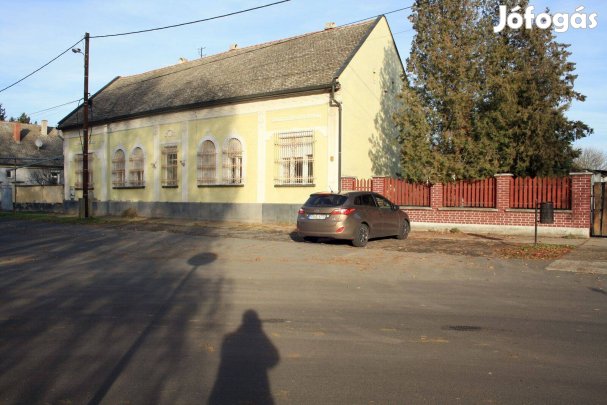 Polgári stílusú, nagy családi ház a falu központjában!
