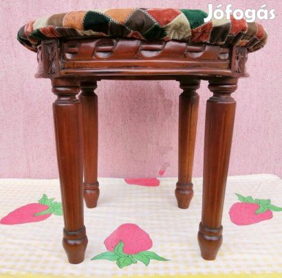 Polgári stílusú asztalka, kockás posztó huzattal az 1920-s évekből