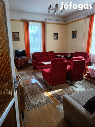 Polgári téglalakás eladó