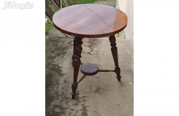 Politurozott 3 lábu asztal