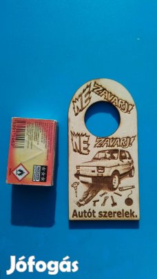 Polski fiat 126P mintás, NE Zavarj! feliratú tábla garázsra, autósnak