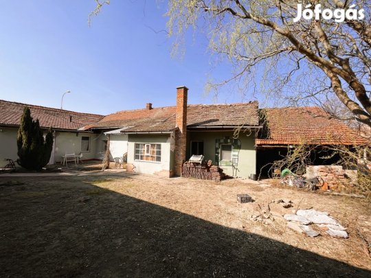 Pomáz, Kossuth Lajos utca, 128 m2-es, 2 generációs, családi ház