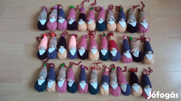 Pompom sapkás kötött manó 300 Ft