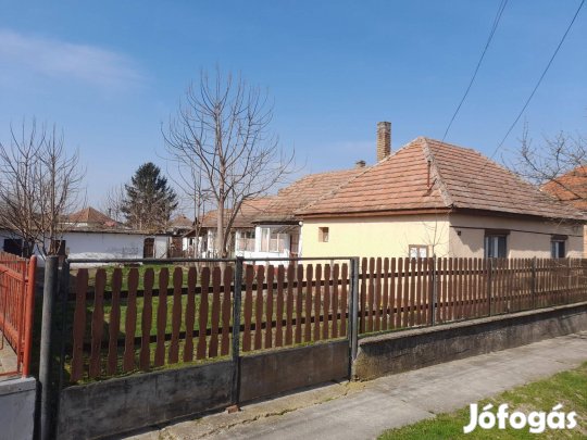 Pörbölyön, gemenci erdő közelében 4 szobás családi ház eladó