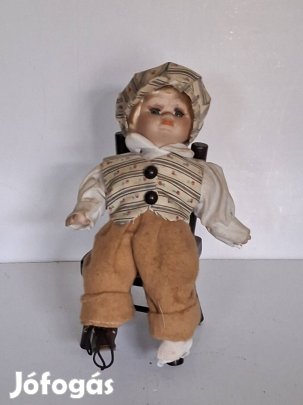 Porcelán baba, úlő fiú