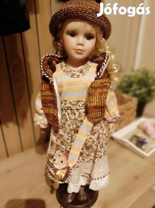 Porcelán baba állványon 42 cm