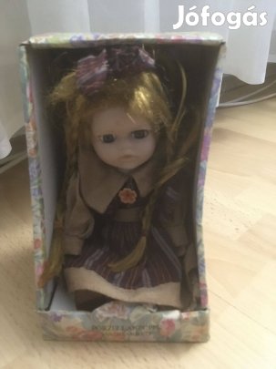 Porcelán baba német kézzel készített dobozában
