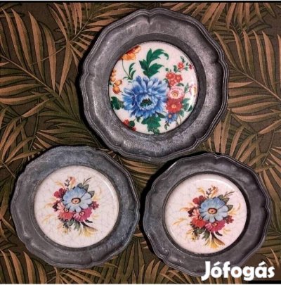 Porcelán betétes ón kistányérok