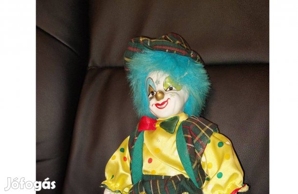 Porcelán bohóc baba