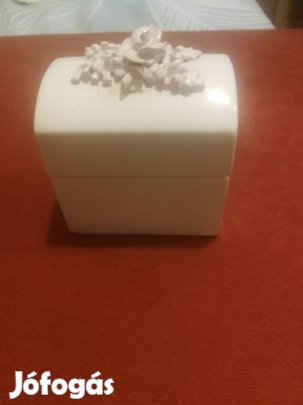 Porcelán bonbonier virág díszitéssel