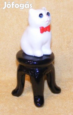 Porcelán cica figura