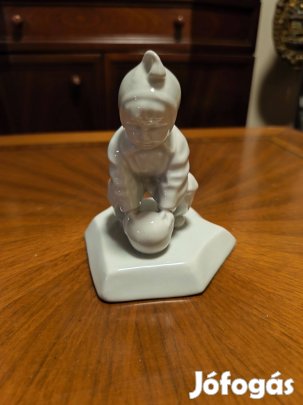 Porcelán díszfigura gyerek labdával, retró