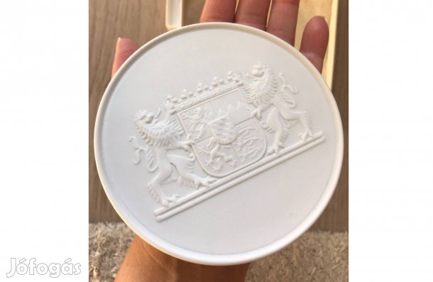Porcelán díszplakett eladó Bajorország címerével, aranyozott felirat