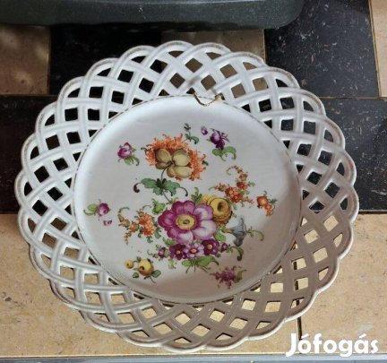 Porcelán dísztányér áttört peremmel, kézzel festett
