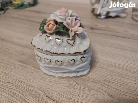 Porcelán fedeles virágos ékszertartó
