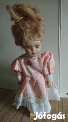 Porcelán fejű baba állványon eladó