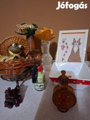 Porcelán figura, nipp, váza, dísz, fésű. karkötő, ezüst medál, táska