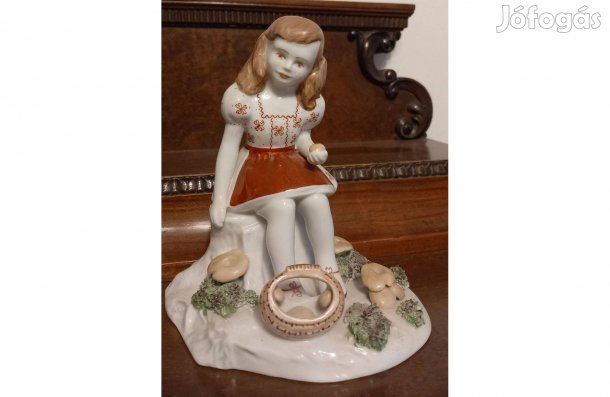 Porcelán gombászó kislány figura, 16 cm magas, Gyulafehérvár