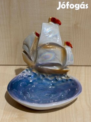 Porcelán hajó alakú dísztárgy