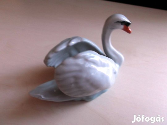 Porcelán hattyú figura jelzett
