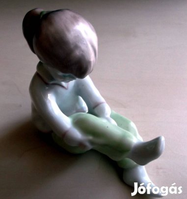 Porcelán kislány figura jelzett