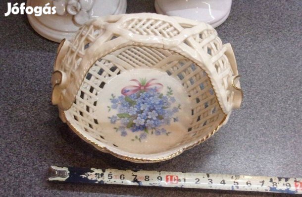 Porcelán kosár Újpest központ közelében ragasztott