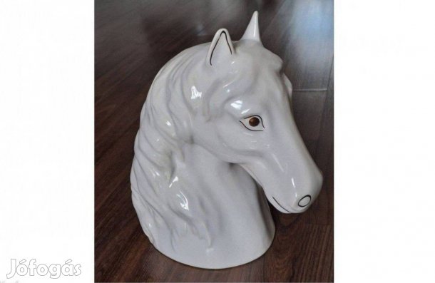 Porcelán ló szobor