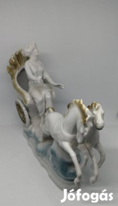 Porcelán lovas szobor!