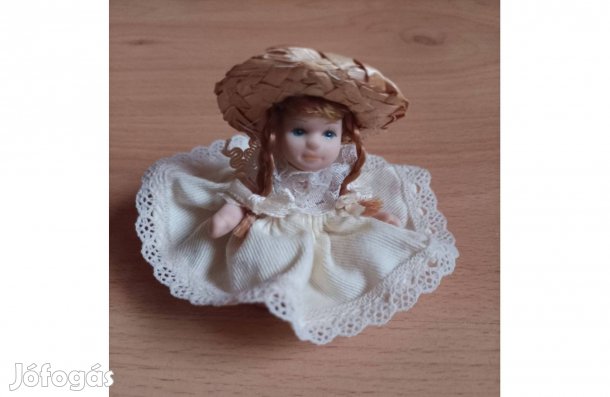 Porcelán mini baba 7 cm-es, vintage babácska