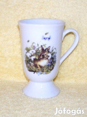 Porcelán nyuszis talpas bögre