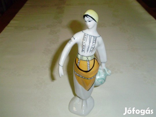 Porcelán vízhordó lány korsóval népviseletben figura nipp szobor