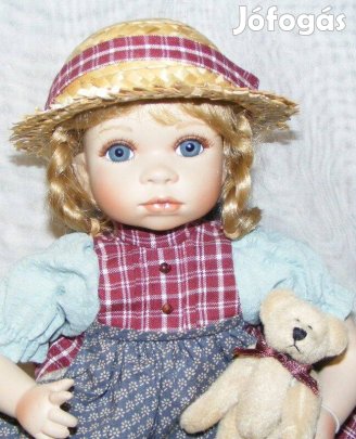 Porcelánbaba macival