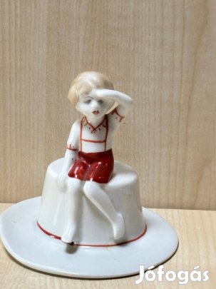 Porcelánfigura, dísztárgy, kalapon ülő kisfiú