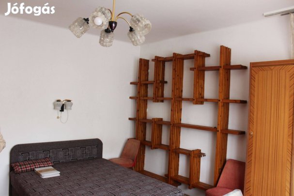 Poroszlay út végén bútorozott 2,5 szobás lakás kiadó