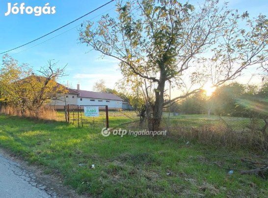 Poroszlói 1951 nm-es telek eladó